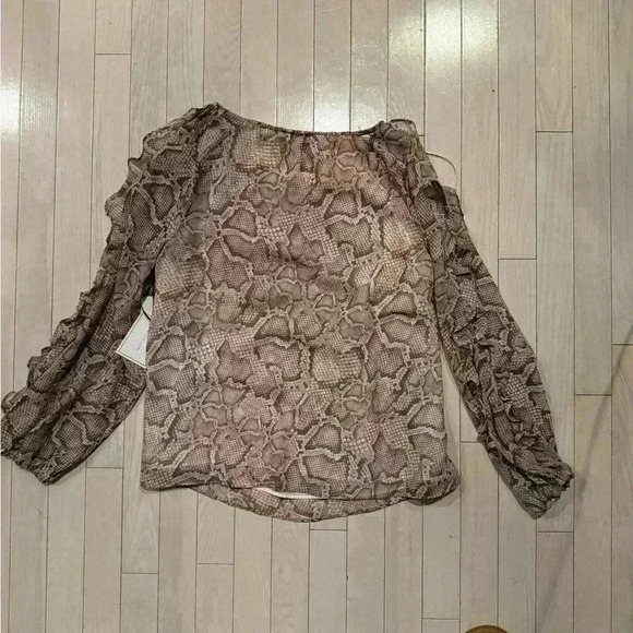 1.STATE beautiful top in silky snake pattern - Picture 3 of 5